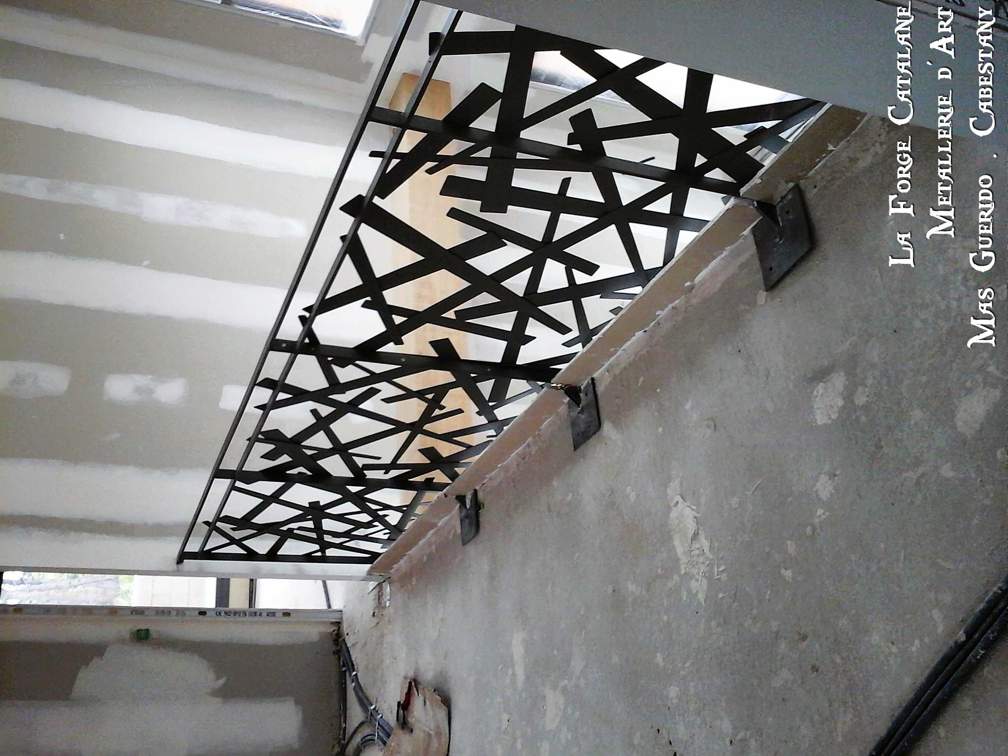 garde corps lames tole entrecroisees surepaisseur finition thermolaquage forge catalane 5.jpg